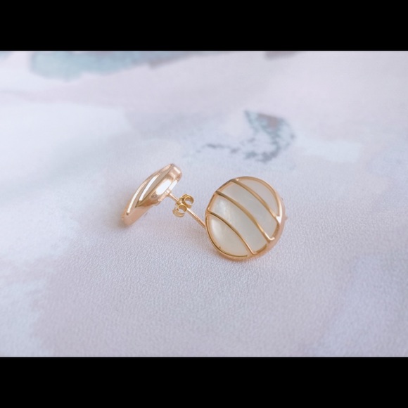 Mother of pearl stud earrings, gold wire wrapped - Picture 4 of 5